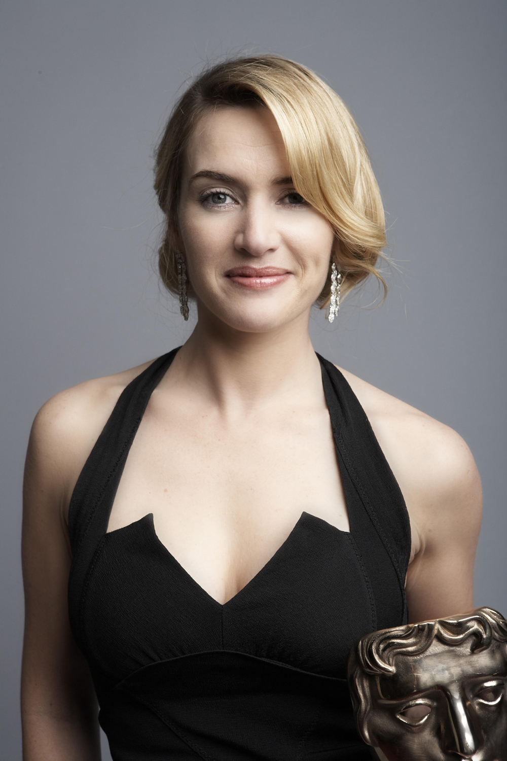 https://st.kp.yandex.net/im/kadr/1/2/9/kinopoisk.ru-Kate-Winslet-1296047.jpg