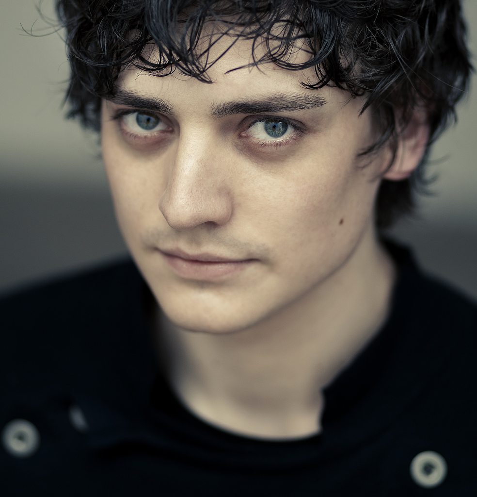 kinopoisk.ru-Aneurin-Barnard-1781406.jpg