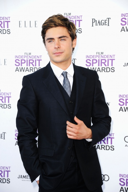 kinopoisk.ru-Zac-Efron-1831011.jpg