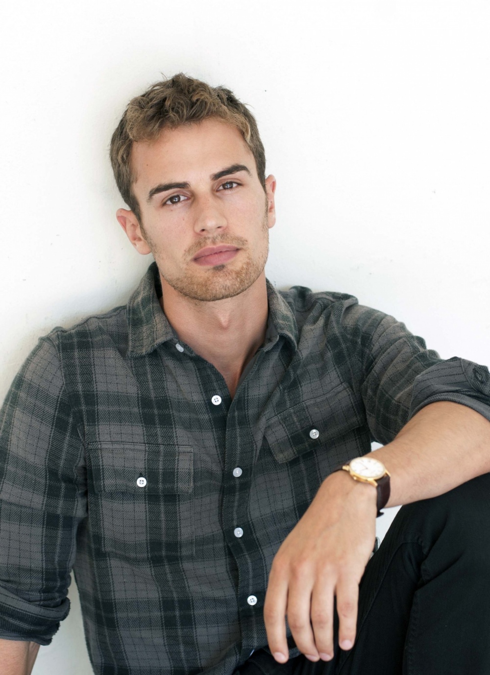 https://st.kp.yandex.net/im/kadr/2/8/1/kinopoisk.ru-Theo-James-2813243.jpg