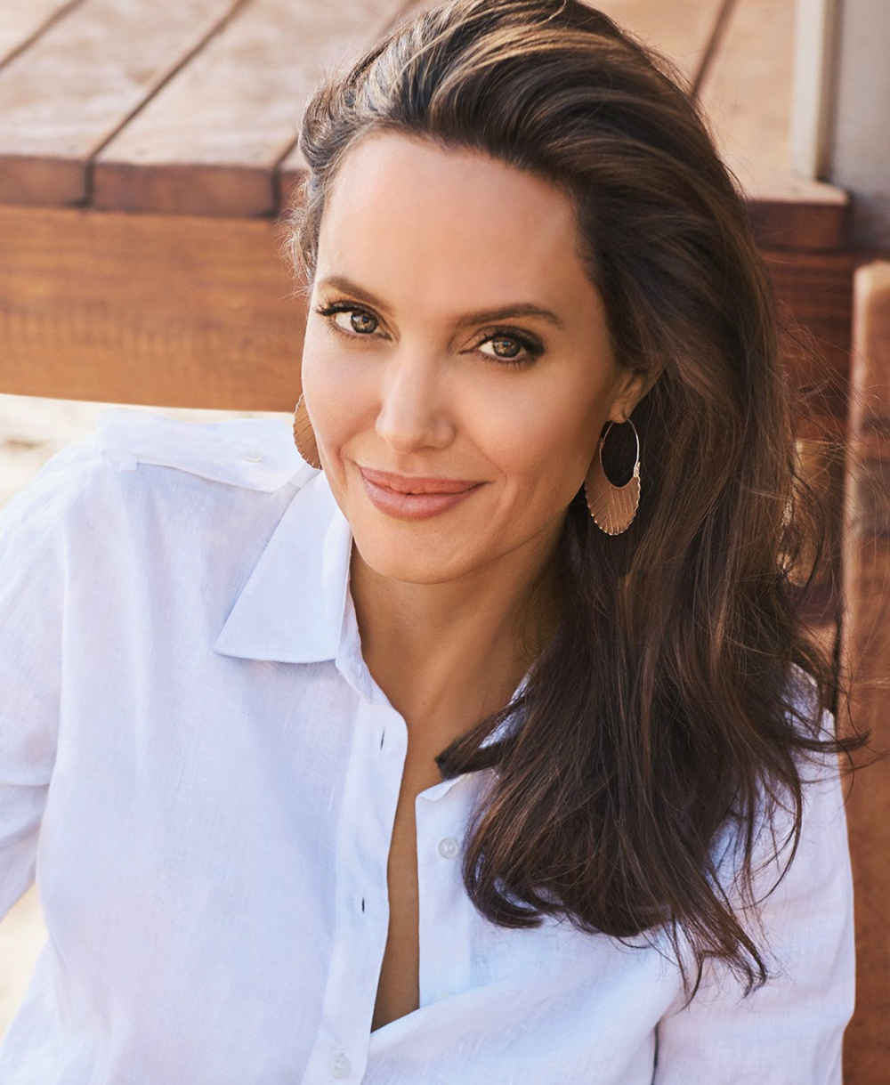 https://st.kp.yandex.net/im/kadr/3/1/1/kinopoisk.ru-Angelina-Jolie-3116405.jpg