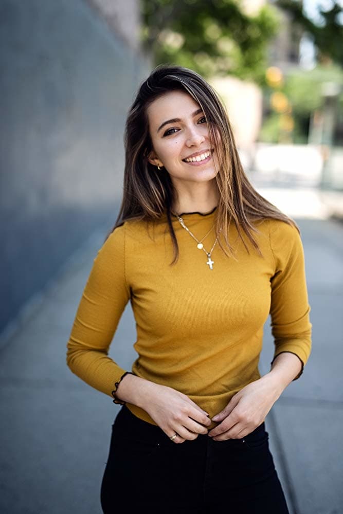 https://st.kp.yandex.net/im/kadr/3/3/5/kinopoisk.ru-Anjelica-Bette-Fellini-3357492.jpg