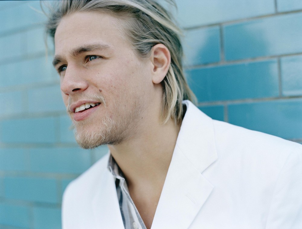 https://st.kp.yandex.net/im/kadr/5/6/2/kinopoisk.ru-Charlie-Hunnam-562376.jpg