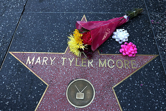 Звезда Мэри Тайлер Мур на «Аллее славы» / Фото: Getty Images